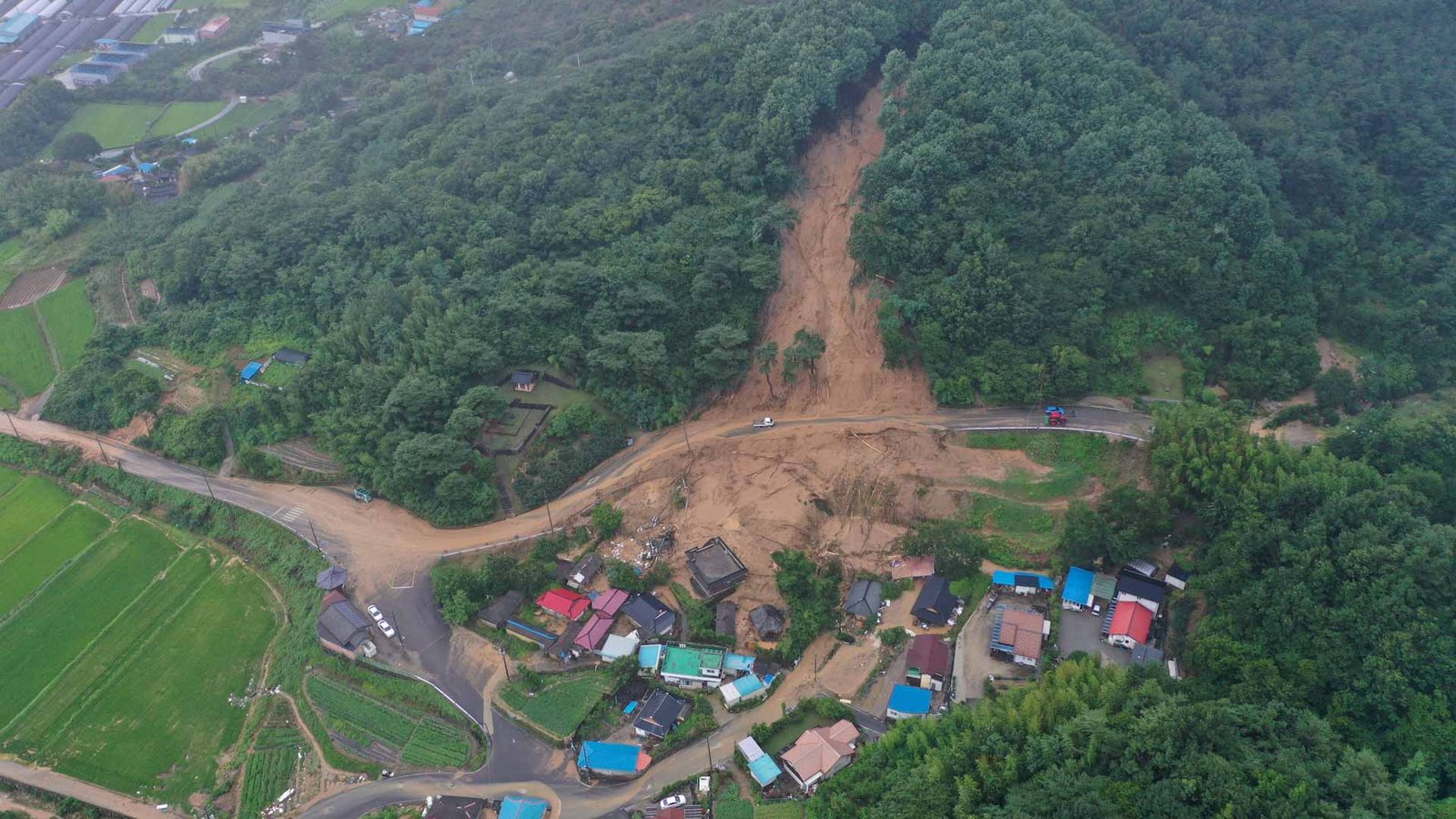 Deadly landslide strikes South Korea