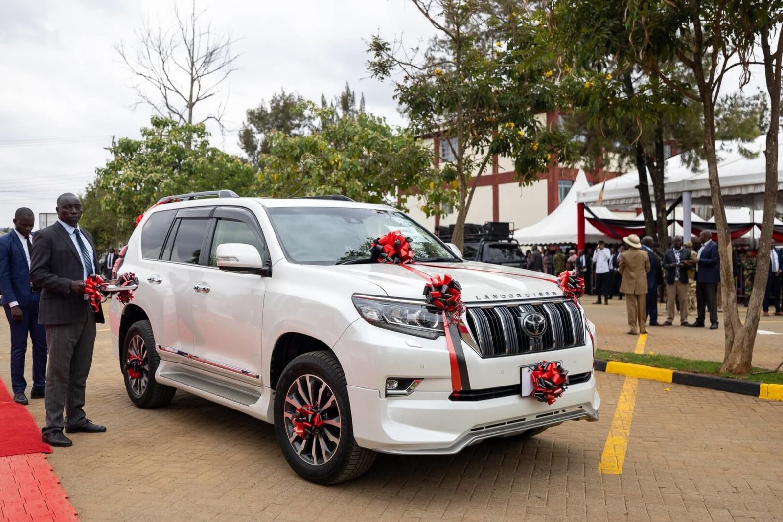Ruto gifts AIC Bishop Benjamin Kalanzo a Toyota Prado