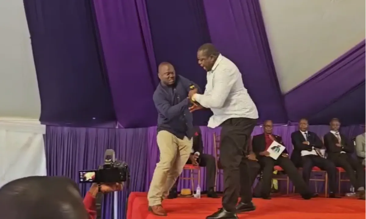 Chaos at Kisii funeral as MPs Kibagendi and Nyakundi trade blows on stage Chaos at Kisii funeral as MPs Kibagendi and Nyakundi trade blows on stage