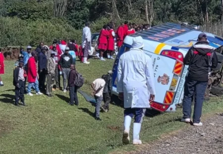 Bus carrying students overturns in Kimende along Nairobi Naivasha highway