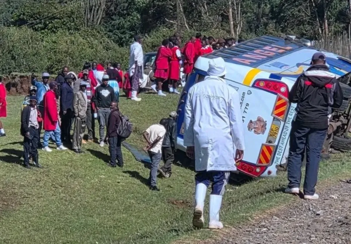 Bus carrying students overturns in Kimende along Nairobi-Naivasha highway Bus carrying students overturns in Kimende along Nairobi-Naivasha highway