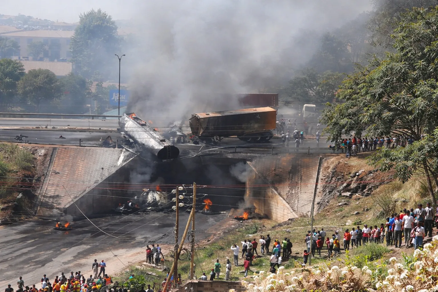 Fuel tanker explodes on Nairobi Southern Bypass, one dead Fuel tanker explodes on Nairobi Southern Bypass, one dead
