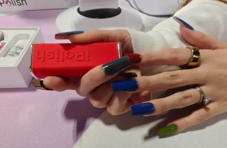 Smart nails that change colour iPolish