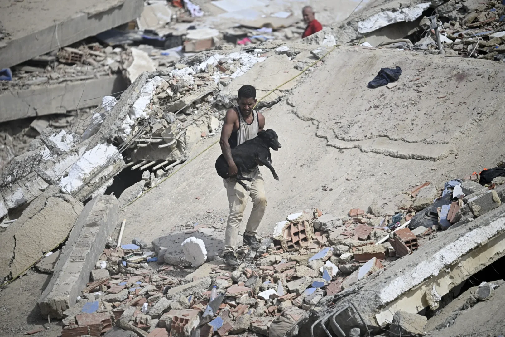 Venezuela earthquake death toll tops 900 as search for survivors continues
