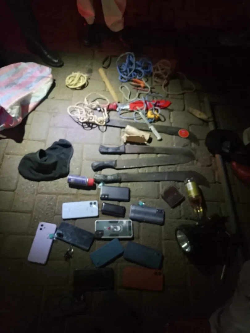 15 suspected gang members arrested in Kisumu with machetes, knives 1 15 suspected gang members arrested in Kisumu with crude weapons