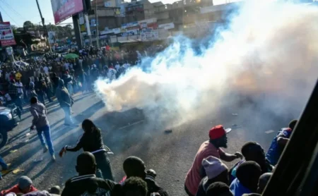 Police fire teargas to disperse Linda Mwananchi rally in Meru