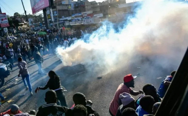 Police fire teargas to disperse Linda Mwananchi rally in Meru Police fire teargas to disperse Linda Mwananchi rally in Meru