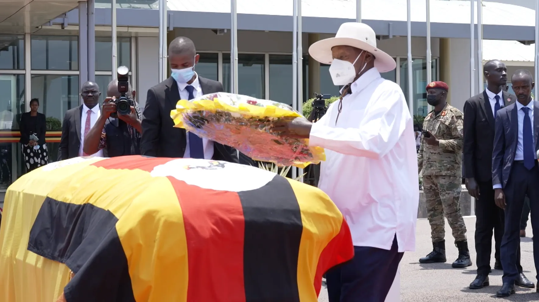 President Museveni receives King Oyo’s body at Entebbe Airport President Museveni receives King Oyo's body at Entebbe Airport