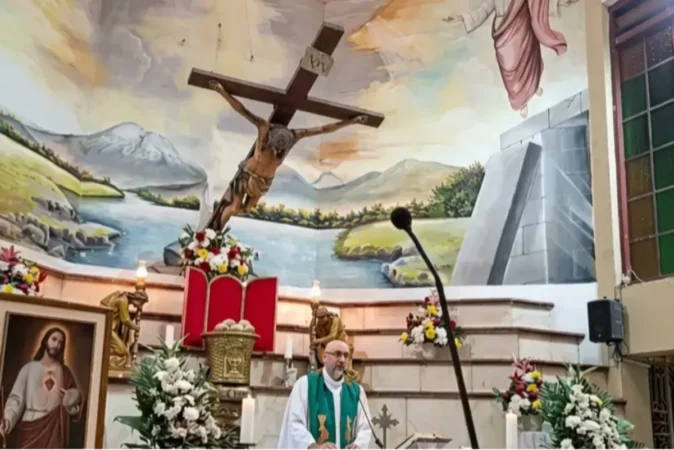 Catholic priest dies after crucifix falls on him during livestreamed Mass Catholic priest dies after crucifix falls on him during livestreamed Mass